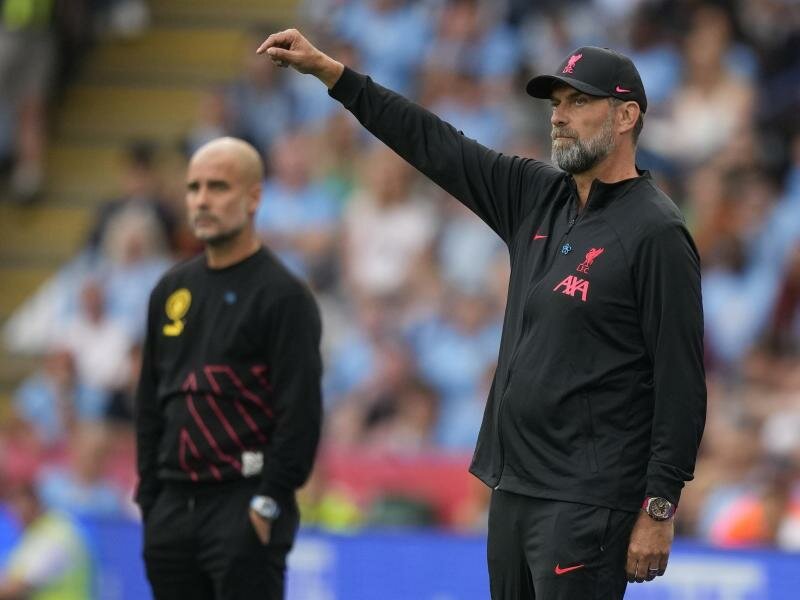 City-Trainer Pep Guardiola (l) und Liverpools Coach Jürgen Klopp stehen an der Seitenlinie. Foto: Frank Augstein/AP/dpa