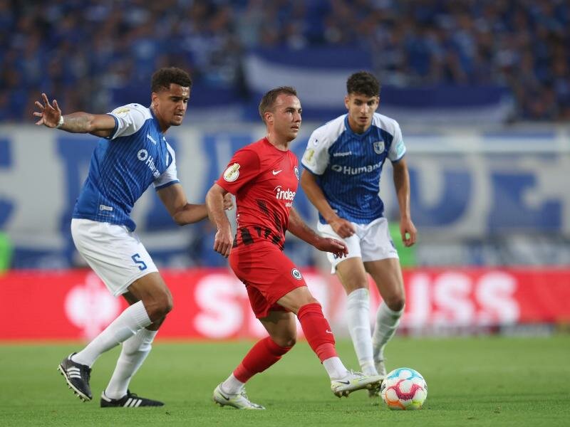 Mario Götze (M) feierte im Pokal gegen Magdeburg sein Pflichtspiel-Debüt für die Eintracht. Foto: Ronny Hartmann/dpa-Zentralbild/dpa