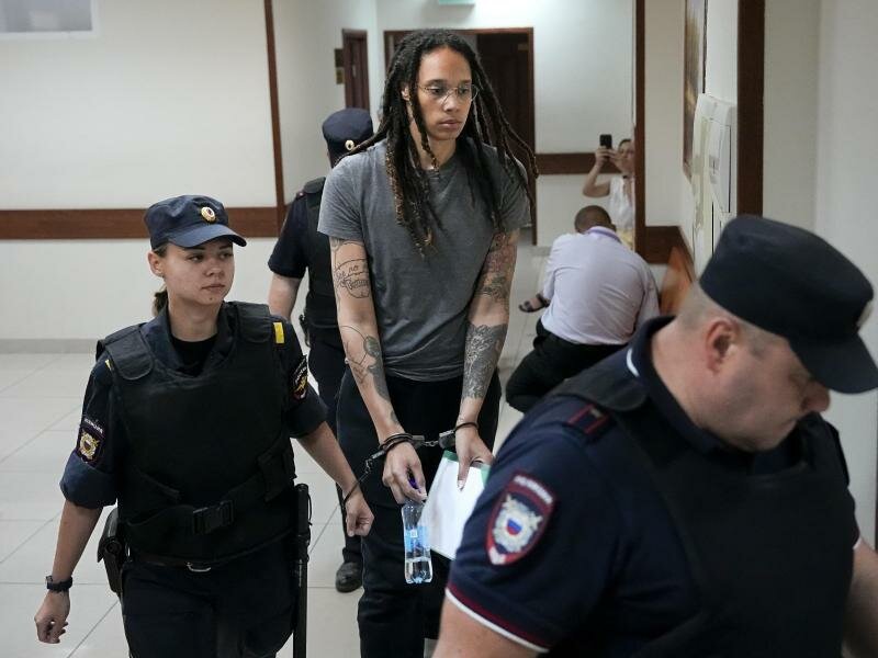 Basketballerin Brittney Griner (M) wurde in Russland zu neun Jahren Haft verurteilt. Foto: Alexander Zemlianichenko/AP/dpa