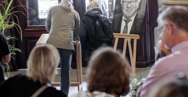 Hamburger tragen sich im Rathaus in ein Kondolenzbuch für Uwe Seeler ein. Foto: Markus Scholz/dpa/Archivbild