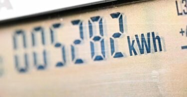 Die Digitalanzeige eines Stromzählers in einem Privathaushalt. Foto: Bernd Weißbrod/dpa