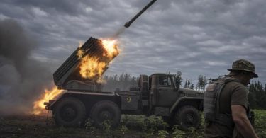 Ein ukrainisches MSLR BM-21 «Grad», ein Mehrfachraketenwerfersystem, schießt auf russische Stellungen an der Frontlinie in der Region Charkiw. Foto: Evgeniy Maloletka/AP/dpa