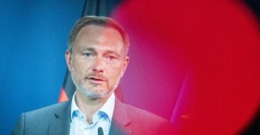 «Wir ziehen diesen Schritt bewusst vor – denn gerade in Zeiten hoher Inflation sind Entlastungen besonders wichtig», sagte Finanzminister Christian Lindner. Foto: Michael Kappeler/dpa-Pool/dpa