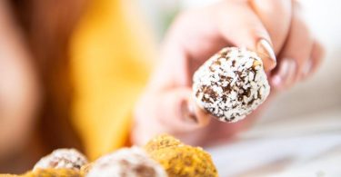 Ein Happen zwischendurch: Energyballs bestehen aus Trockenfrüchten und Nüssen. Sie lassen sich auch gut selbst herstellen. Foto: Franziska Gabbert/dpa-tmn
