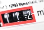 Die Anzeige einer Gasuhr in einem Privathaus. Foto: Bernd Weißbrod/dpa