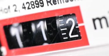 Die Anzeige einer Gasuhr in einem Privathaus. Foto: Bernd Weißbrod/dpa