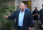 Alex Jones spricht vor der Gerichtsgebäude in Austin im US-Bundesstaat Texas mit Journalisten. Foto: Briana Sanchez/American-Statesma/ZUMA Press Wire/dpa