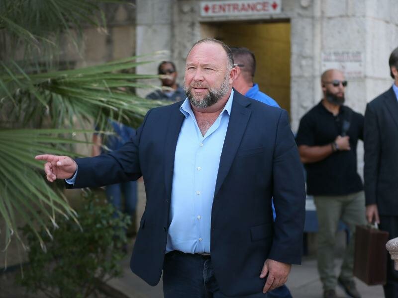 Alex Jones spricht vor der Gerichtsgebäude in Austin im US-Bundesstaat Texas mit Journalisten. Foto: Briana Sanchez/American-Statesma/ZUMA Press Wire/dpa