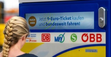 Das monatliche 9-Euro-Ticker gilt in Bussen und Bahnen des Nahverkehrs. Foto: Lennart Preiss/dpa