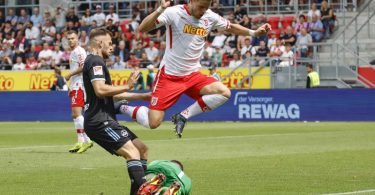 Regensburgs Torhüter Dejan Stojanovic (M) rettet den Ball vor dem Nürnberger Manuel Wintzheimer (l) - Jahn-Spieler Jan Elvedi springt drüber. Foto: Daniel Löb/dpa