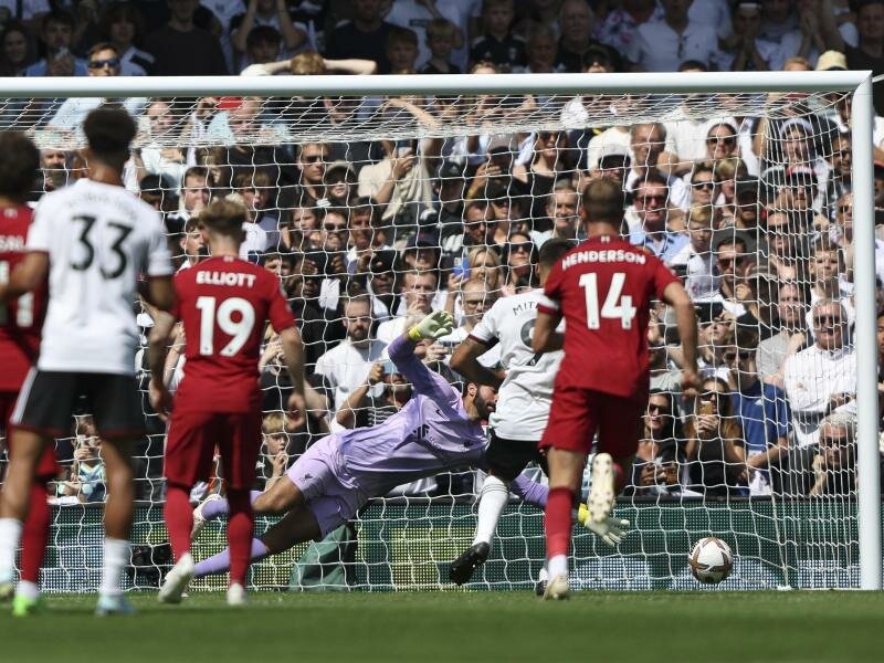 Fulhams Aleksandar Mitrovic (2.v.r) schießt das 2:1 gegen den FC Liverpool. Foto: Ian Walton/AP/dpa