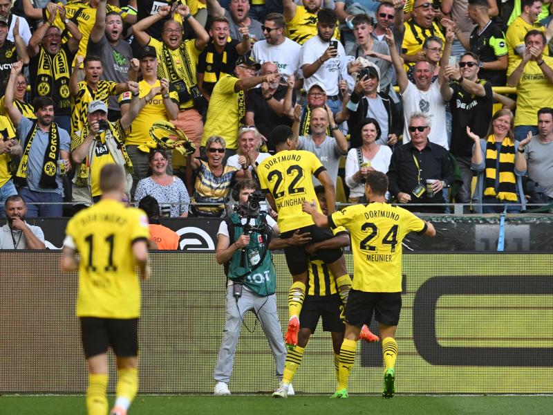 Dortmunds Spieler jubeln nach dem Tor zum 1:0 gegen Bayer Leverkusen. Foto: Bernd Thissen/dpa