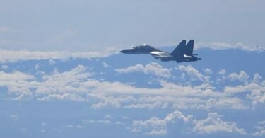 Ein chinesisches Militärflugzeug während einer Übung der chinesischen Armee. Foto: Uncredited/Xinhua/AP/dpa