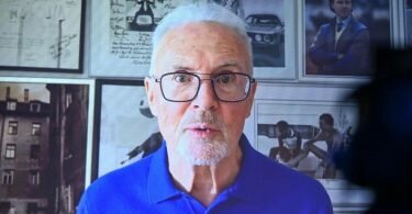 Ist vom Spiel des FC Bayern sehr angetan: Franz Beckenbauer. Foto: Jens Kalaene/dpa-Zentralbild/dpa