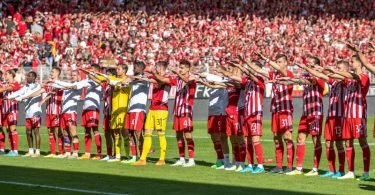 Die Mannschaft von Union Berlin feiert mit ihren Fans den 3:1 Sieg gegen Hertha BSC. Foto: Andreas Gora/dpa