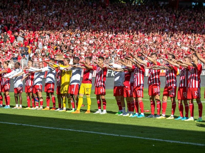 Die Mannschaft von Union Berlin feiert mit ihren Fans den 3:1 Sieg gegen Hertha BSC. Foto: Andreas Gora/dpa