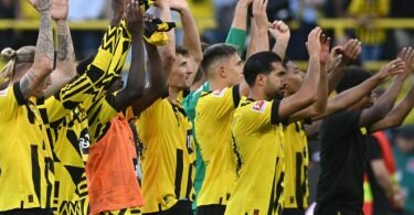 Dortmunds Mannschaft lässt sich nach Spielende von den Fans feiern. Foto: Bernd Thissen/dpa