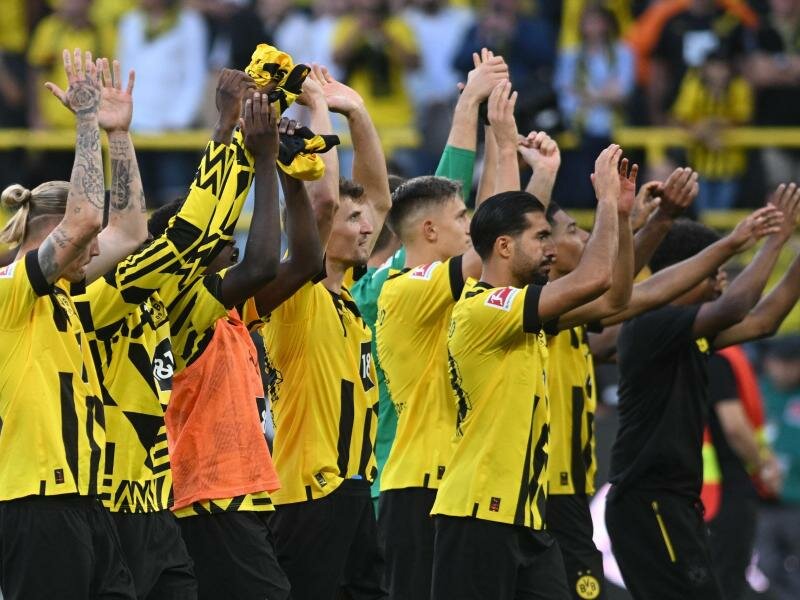 Dortmunds Mannschaft lässt sich nach Spielende von den Fans feiern. Foto: Bernd Thissen/dpa