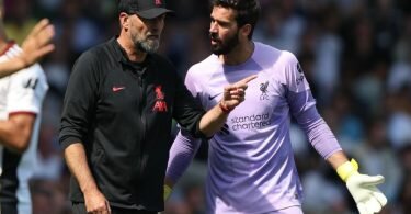 Liverpools Trainer Jürgen Klopp (l) war nach dem 2:2 beim FC Fulham mächtig bedient. Foto: Ian Walton/AP/dpa