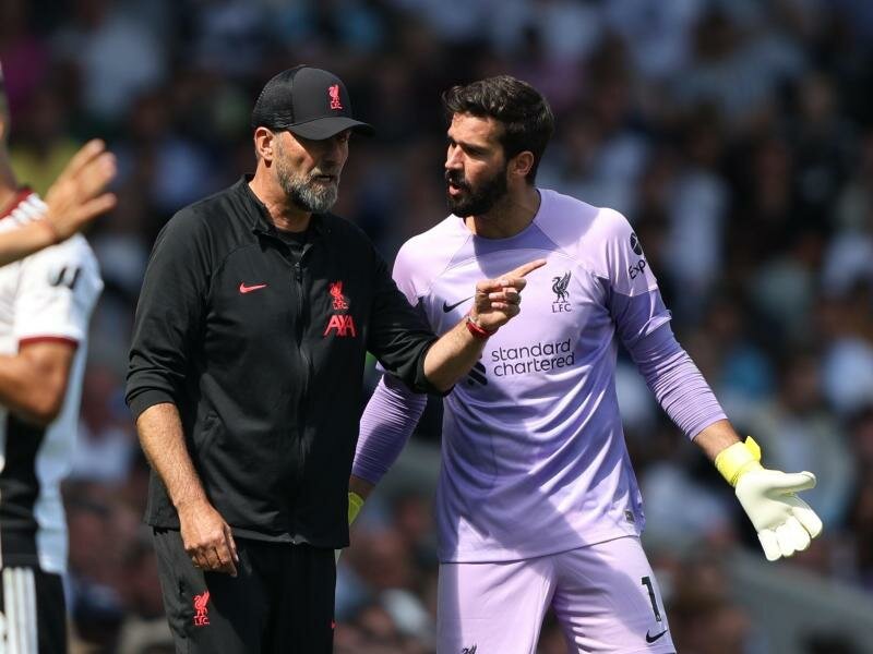 Liverpools Trainer Jürgen Klopp (l) war nach dem 2:2 beim FC Fulham mächtig bedient. Foto: Ian Walton/AP/dpa