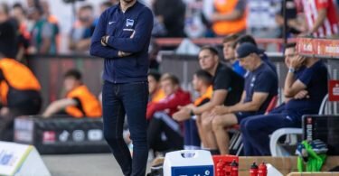 Nach der Niederlage im Pokal gingen Hertha-Trainer Sandro Schwarz und seine Mannschaft auch im Derby als Verlierer vom Platz. Foto: Andreas Gora/dpa