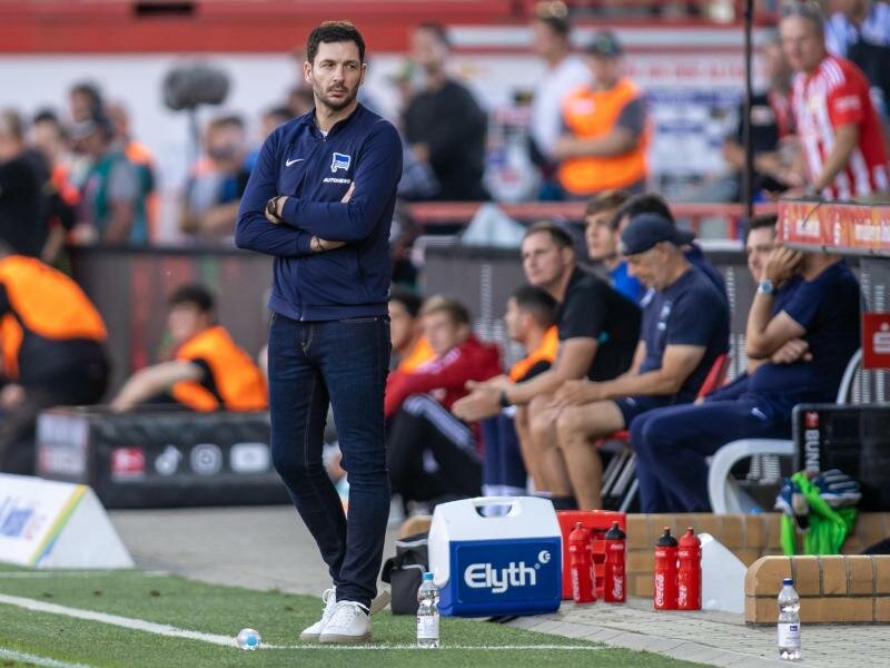 Nach der Niederlage im Pokal gingen Hertha-Trainer Sandro Schwarz und seine Mannschaft auch im Derby als Verlierer vom Platz. Foto: Andreas Gora/dpa