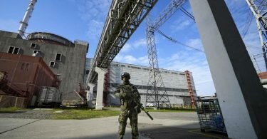 Ein russischer Soldat bewacht einen Bereich des Kernkraftwerks Saporischschja im Südosten der Ukraine. Das Foto wurde während einer vom russischen Verteidigungsministerium organisierten Reise aufgenommenen. Foto: -/AP/dpa