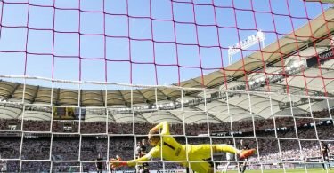 Stuttgarts Ahamada (verdeckt) macht das Tor zum 1:1 gegen Leipzigs Torwart Peter Gulacsi (M). Foto: Tom Weller/dpa