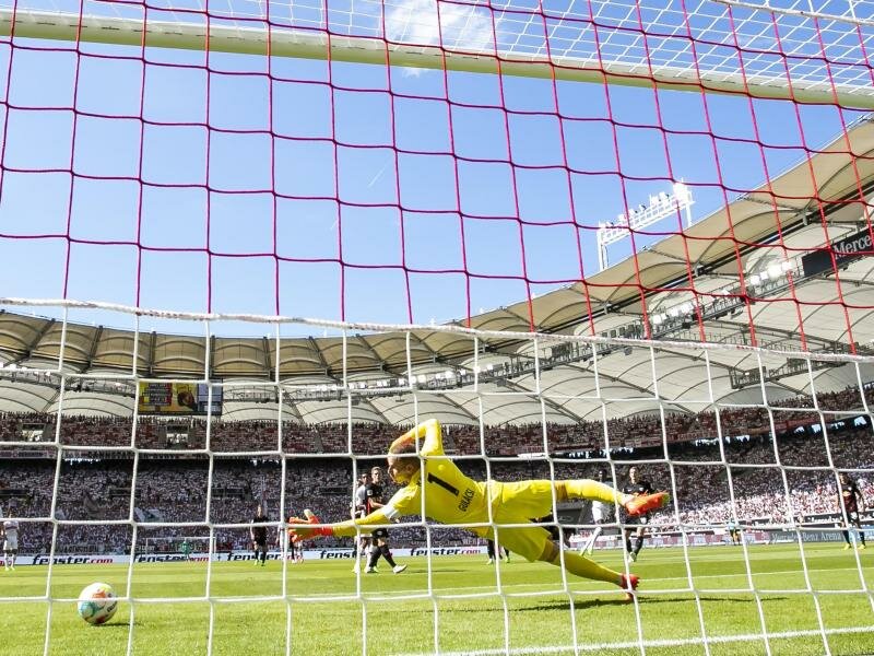 Stuttgarts Ahamada (verdeckt) macht das Tor zum 1:1 gegen Leipzigs Torwart Peter Gulacsi (M). Foto: Tom Weller/dpa