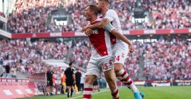Kölns Torschütze Luca Kilian (l) und Julian Chabot jubeln nach dem Treffer zur 1:0-Führung. Foto: Marius Becker/dpa