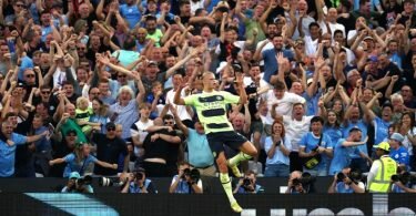 Manchester Citys Erling Haaland feiert seinen zweiten Treffer bei seinem Debüt in der Premier League. Foto: John Walton/PA Wire/dpa