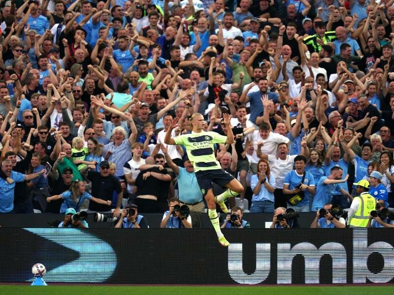 Manchester Citys Erling Haaland feiert seinen zweiten Treffer bei seinem Debüt in der Premier League. Foto: John Walton/PA Wire/dpa