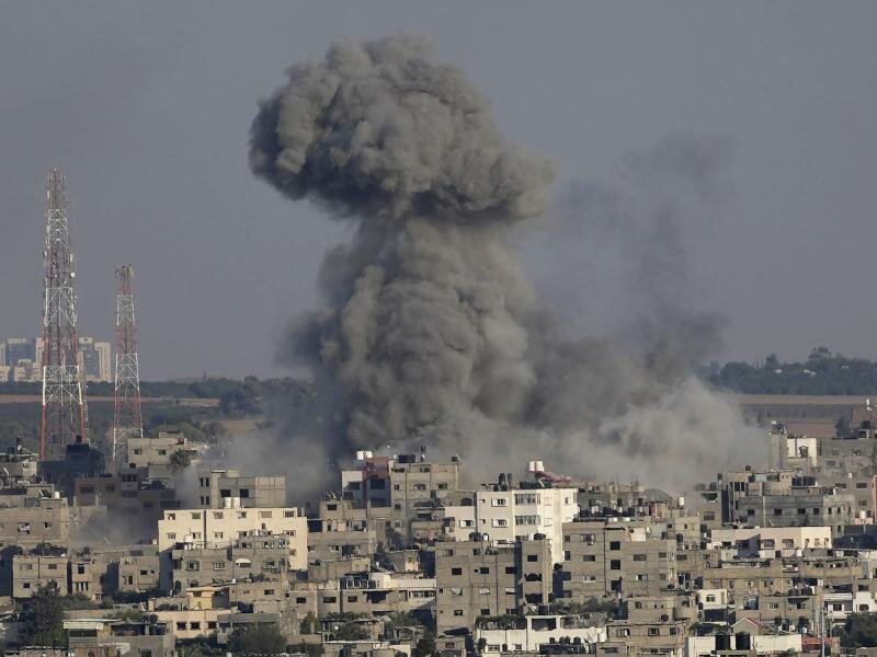 Rauch steigt nach israelischen Luftangriffen aus einem Wohnhaus in Gaza auf. Foto: Adel Hana/AP/dpa