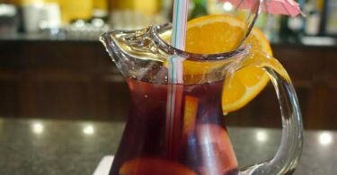 Eiswürfel werden in Spanien zur Mangelware - gibt es dann bald keine gekühlte Sangria mehr?. Foto: Alexandra Schuler/dpa