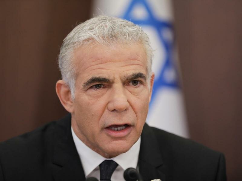 Israels Ministerpräsident Jair Lapid spricht während einer Kabinettssitzung im Büro des Premierministers. Foto: Abir Sultan/Pool EPA/AP/dpa