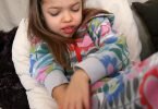 Neee, was juckt das!&nbsp;Viele Kinder leiden zeitweilig unter Kontaktallergien. Foto: Mascha Brichta/dpa-tmn