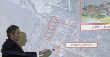 IAEO-Generaldirektor Rafael Mariano Grossi spricht bei einer Pressekonferenz im März über die Situation im Kernkraftwerk Saporischschja in der Ukraine. Foto: Lisa Leutner/AP/dpa