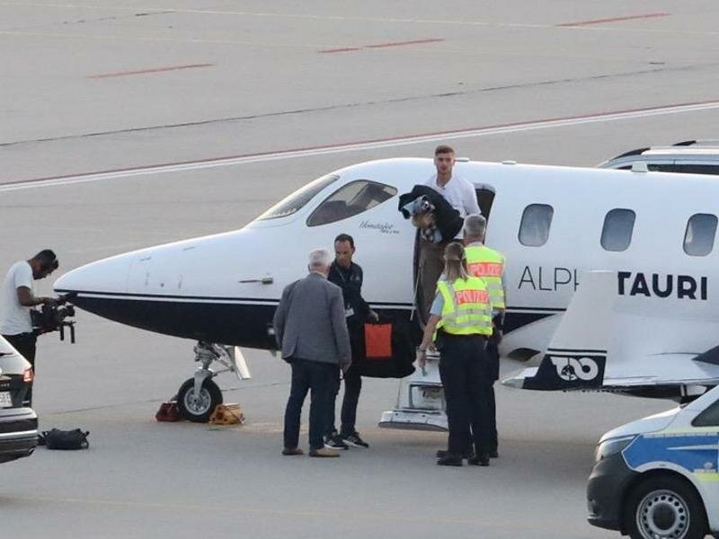 Timo Werner (M) steigt auf dem Vorfeld des Flughafens Leipzig-Halle aus einem Flieger. Foto: Sebastian Willnow/dpa