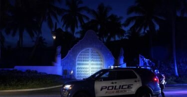 Polizisten stehen vor dem Eingang des Mar-a-Lago-Anwesens des ehemaligen US-Präsidenten Trump. Foto: Wilfredo Lee/AP/dpa