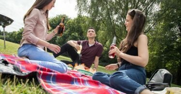 Menschen mit einer größeren Anzahl von sozialen Beziehungen im Erwachsenenalter haben laut einer Studie umfangreichere Gehirnstrukturen in der Großhirnrinde als einsamere Menschen. Foto: Christin Klose/dpa Themendienst/dpa-tmn