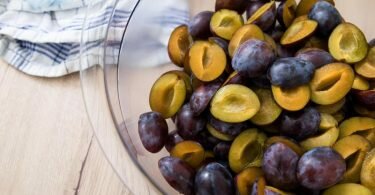 Entsteinte und halbierte Zwetschgen:&nbsp;Sie eignen sich besonders gut für Kuchen. Foto: Christin Klose/dpa-tmn