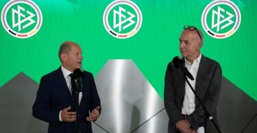 Tauschten sich über "Equal Pay" beim DFB aus: Olaf Scholz und Bernd Neuendorff. Foto: Sebastian Gollnow/dpa