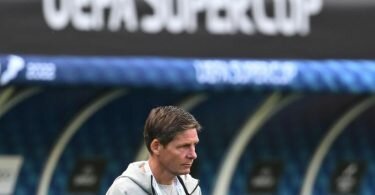 Cheftrainer Oliver Glasner kommt zur Besichtigung des Olympiastadions in Helsinki auf das Spielfeld. Foto: Arne Dedert/dpa
