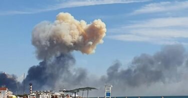 Rauchsäule über dem Krim-Strand: Moskau spricht im Zusammenhang mit den Explosionen auf einer Luftwaffenbasis von einem Unfall - doch es spricht viel für einen ukrainischen Angriff. Foto: Uncredited/Anonymous/AP/dpa