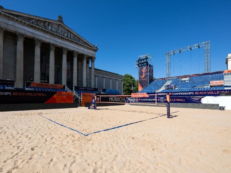 Die Sportanlagen für die Wettkämpfe beim Beachvolleyball sind auf dem Königsplatz aufgebaut. Foto: Sven Hoppe/dpa