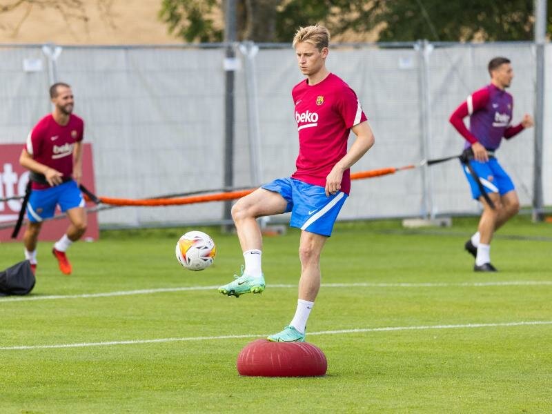 Der niederländische Nationalspieler Frenkie de Jong (M), Spieler des FC Barcelona, trainiert auf dem Sportplatz. Foto: Philipp von Ditfurth/dpa