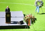 Bernd Neuendorf, Präsident des Deutschen Fußballbundes (DFB), hält seine Trauerrede. Foto: Daniel Bockwoldt/dpa