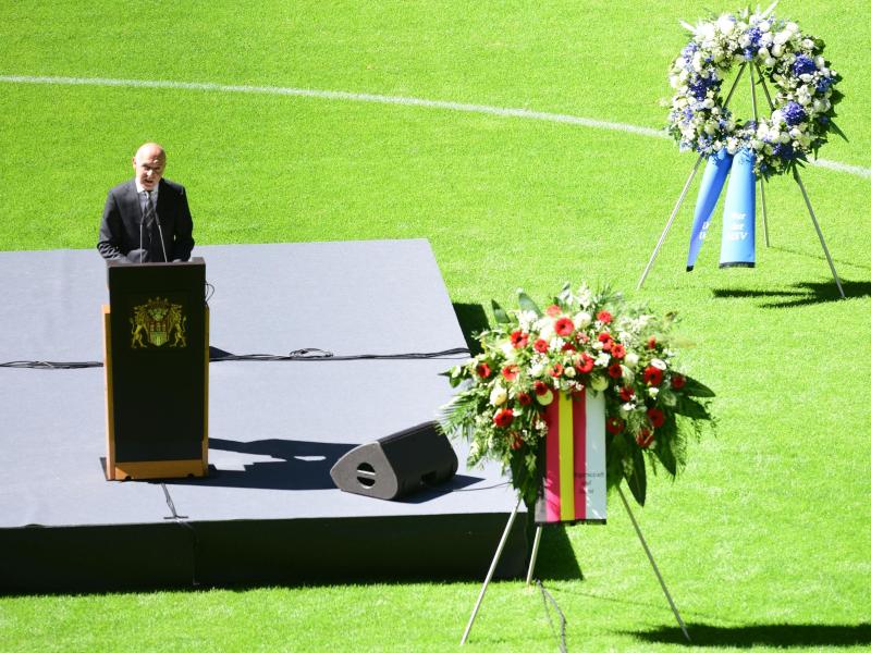 Bernd Neuendorf, Präsident des Deutschen Fußballbundes (DFB), hält seine Trauerrede. Foto: Daniel Bockwoldt/dpa