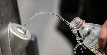 Deutsche Städte und Gemeinden sollen mehr Brunnen mit Gratis-Trinkwasser errichten. Foto: Andreas Arnold/dpa