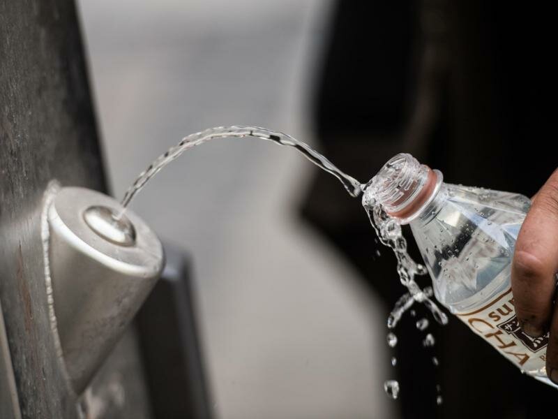 Deutsche Städte und Gemeinden sollen mehr Brunnen mit Gratis-Trinkwasser errichten. Foto: Andreas Arnold/dpa